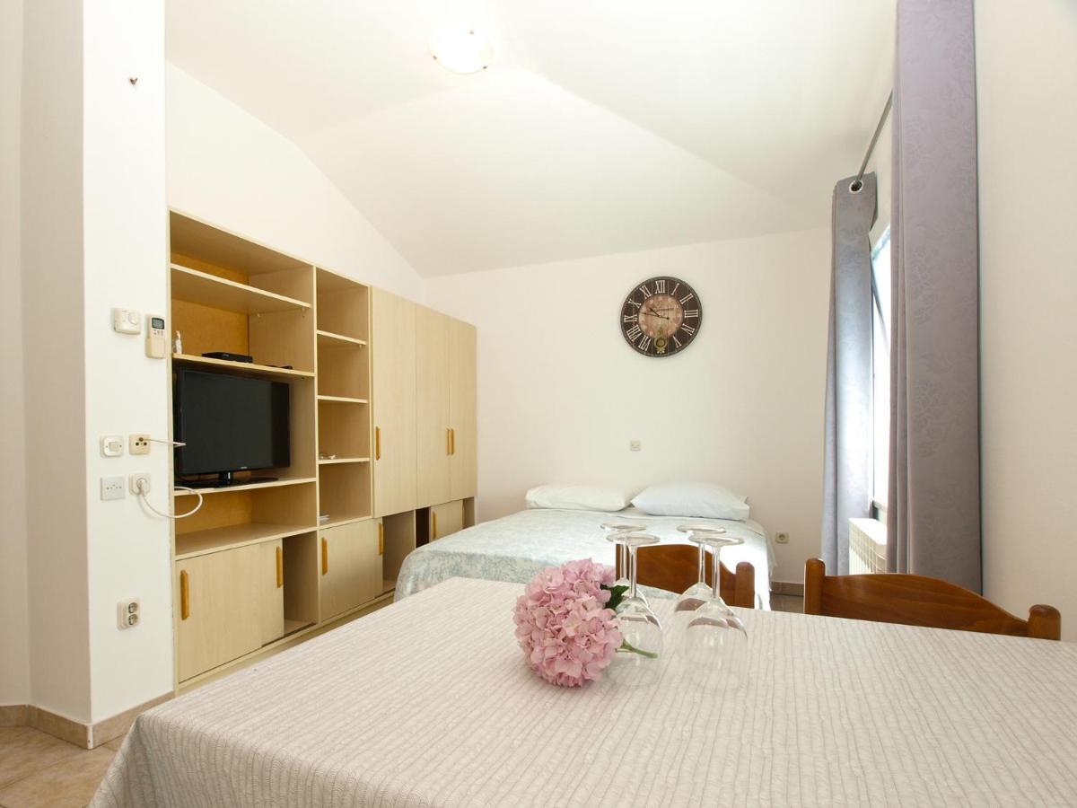 Apartments Biskupije 810 Медулин Экстерьер фото