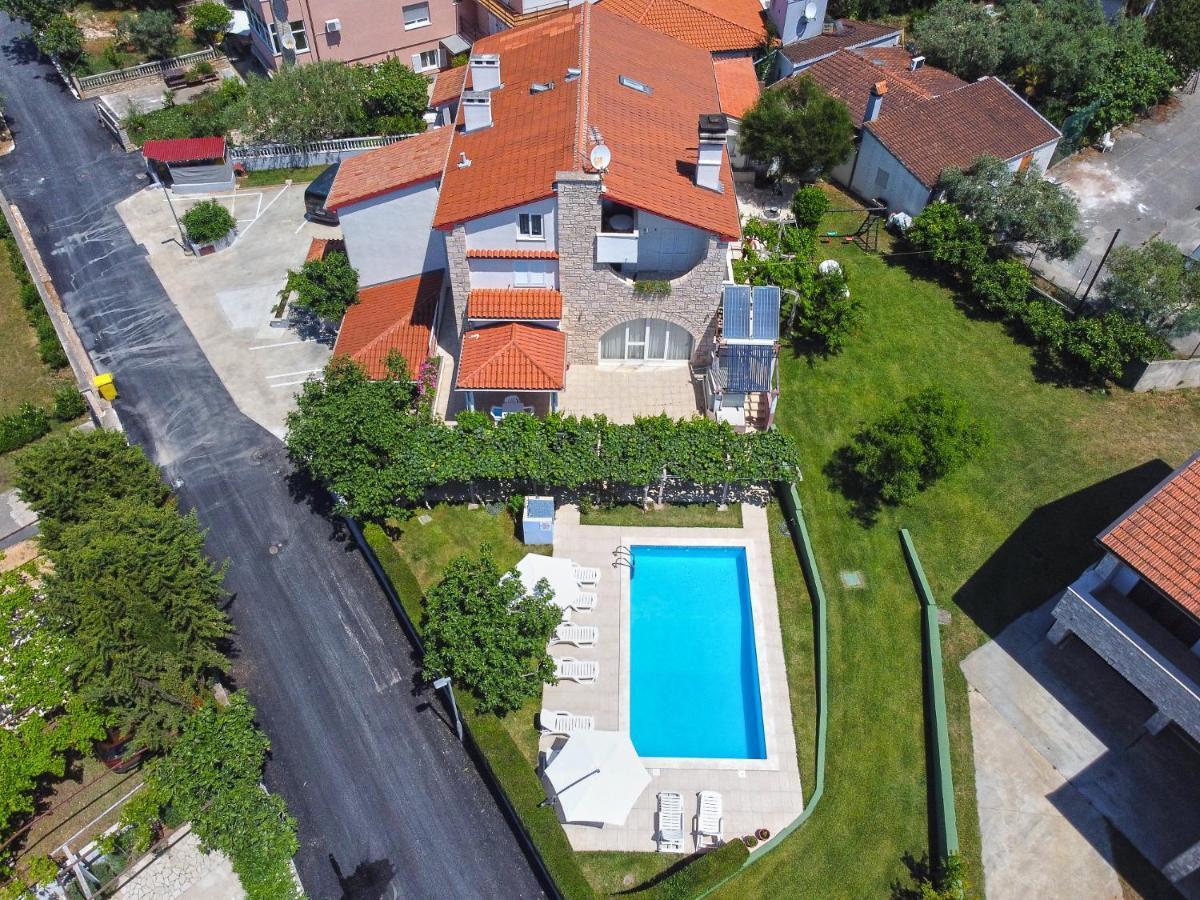 Apartments Biskupije 810 Медулин Экстерьер фото