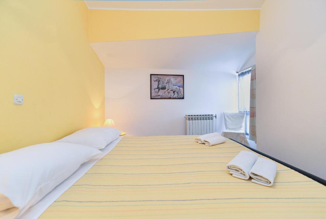 Apartments Biskupije 810 Медулин Экстерьер фото